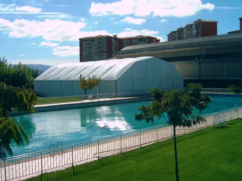 Cubierta temporal instalada sobre una piscina exterior