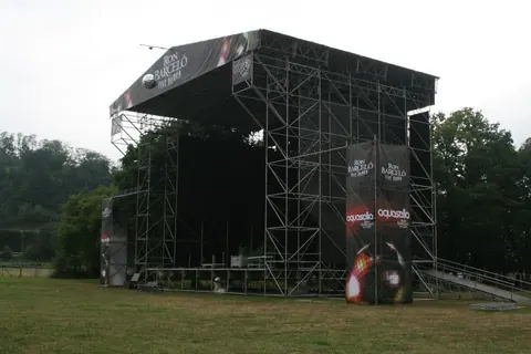 Escenario de gran altura construido con estructura modular Layher