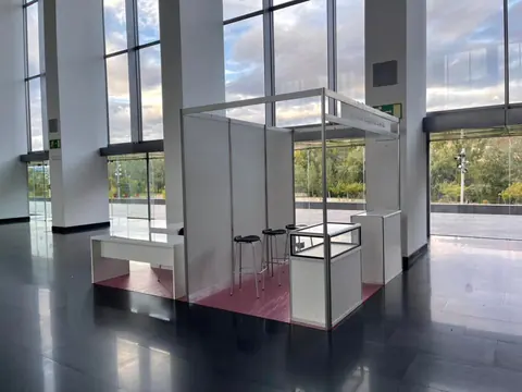 Stand modular blanco montado para un expositor en un pabellón